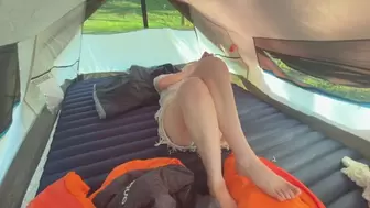 野外露营时，被睡在帐篷里模特女友的美腿诱惑，直接掏出鸡巴塞进她嘴里。