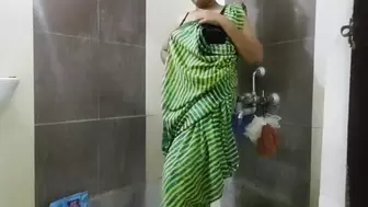 Bhabhi ji ne saare me kiya fine dance