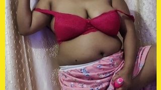 Desi sexy fine cougar bhabhi lady fucking herself with dildo sex toy.