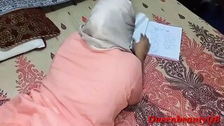 Desi Muslim hijabi GF ko choda jab wo book read kar rahi thi, Indian Muslim GF and bf sex tape