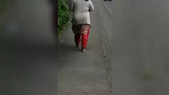 Desi gaand walking