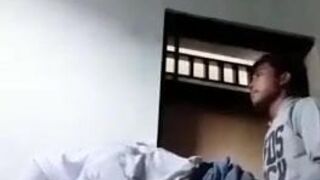 Abg smk ngentot dirumah kepergok bapaknya