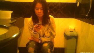Shaved Japanese lady taking a piss