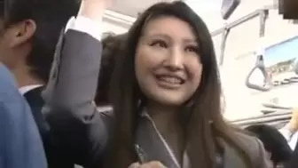 Femme d'affaires pris dans le bus